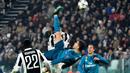 Megabintang Real Madrid, Cristiano Ronaldo melakukan tendangan salto saat membobol gawang Juventus dalam laga leg pertama perempat final Liga Champions di Stadion Allianz, Selasa (3/4). Gol salto Ronaldo tersebut kebanjiran pujian. (Alberto PIZZOLI/AFP)