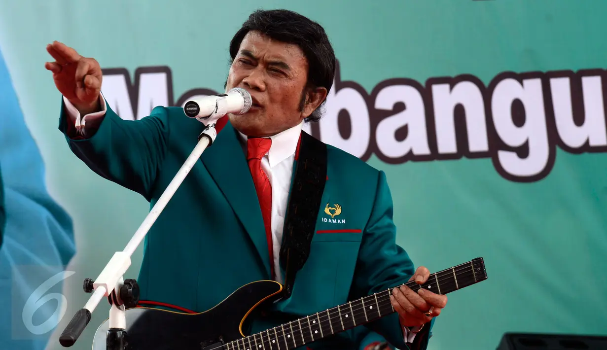 Ketum Partai Idaman Rhoma Irama menyanyikan lagu ciptaannya sambil bermain gitar saat deklarasi nasional partai Idaman di Tugu Proklamasi Jakarta, Rabu (14/10). Deklarasi tersebut dihadiri sejumlah tokoh partai politik. (Liputan6.com/Yoppy Renato)