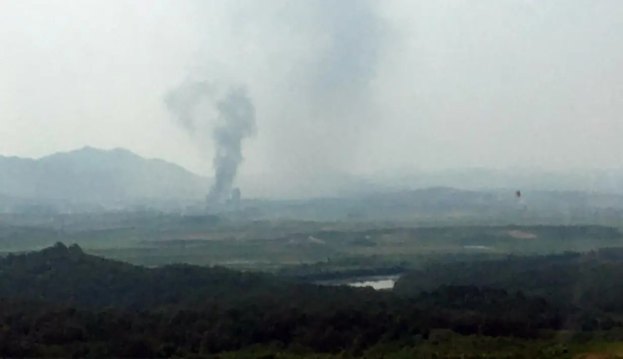 Kepulan asap dari Kota Kaesong di Korea Utara terlihat dari Paju, Korea Selatan, Selasa (16/6/2020). Sejak akhir Juni, Pyongyang sudah melontarkan serangkaian serangan verbal ke Seoul buntut aktivitas para pembelot di perbatasan. (Yonhap via AP)