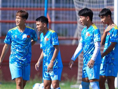 Timnas Vietnam U-17 menggelar latihan di Stadion Gelora 10 Nopember Tambaksari, Sabtu (18/4/2026) jelang duel menghadapi Timnas Indonesia U-17 pada Piala AFF U-17 2026. (Bola.com/M Iqbal Ichsan)