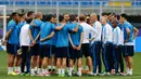 Pelatih Real Madrid Zinedine Zidane berbicara kepada pemainnya saat latihan di Stadion San Siro, Milan, Italia, (27/5). Real Madrid akan bertanding di Final Piala Champion melawan klub sekotanya, Athletico Madrid. (Reuters/Stefan Wermuth)