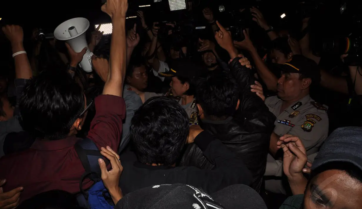 Massa dari HMI bersitegang dengan polisi saat unjuk rasa usai sidang vonis terhadap Anas Urbaningrum di Pengadilan Tipikor, Jakarta, (24/9/14). (Liputan6.com/Miftahul Hayat) 