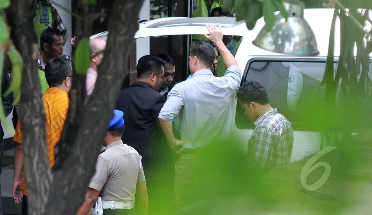 Petugas bersiap menurunkan jenazah anggota Duo Bali Nine di Rumah Duka Abadi, Jakarta Barat, Rabu (29/4/2015). Jenazah terpidana mati Andrew Chan dan Myuran Sukumaran akan disemayamkan sebelum diterbangkan ke Australia. (Liputan6.com/Johan Tallo)