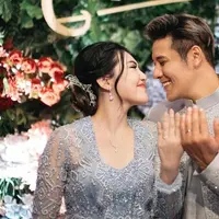 Di momen bahagianya tersebut, Via Vallen tampil cantik dan anggun mengenakan kebaya bernuansa abu-abu yang lembut rancangan desainer Ayung Berinda. Sementara Vokalis band Papinka, Chevra Yolandi pilih beskap nuansa silver. (Instagram/viavallen).