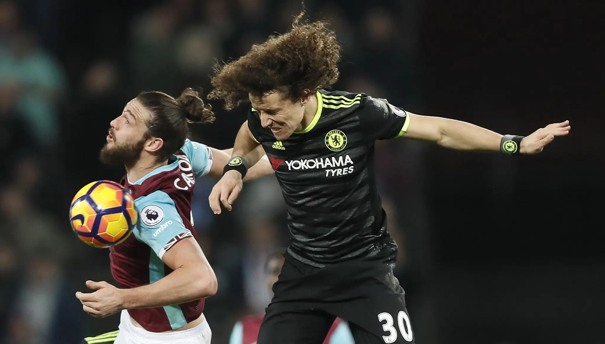 Andy Carroll (kiri) terkenal jago bola udara. (AP/Kirsty Wigglesworth)