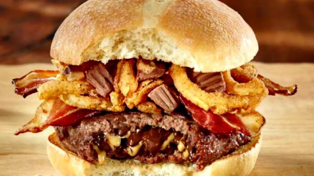 Unik, Hamburger Ini Ditaburi Kue Selai Kacang