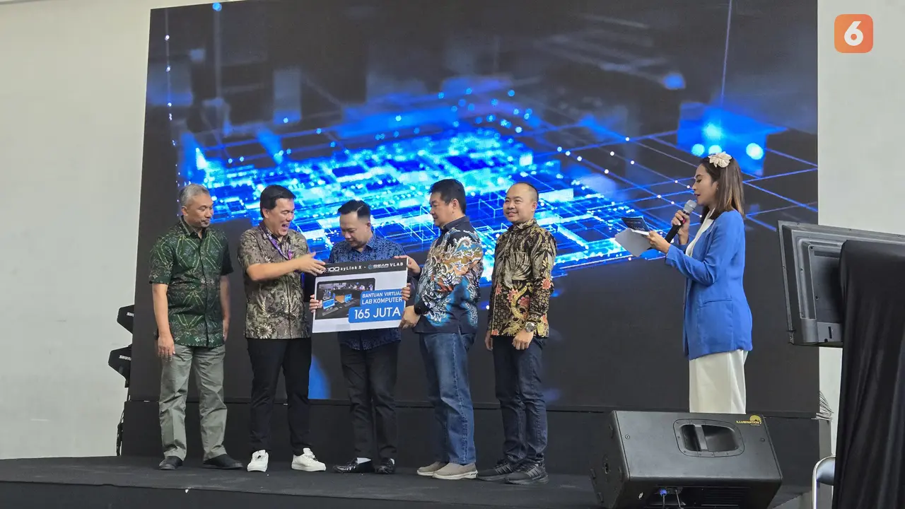 Axioo meresmikan kelas laboratorium komputer Intelligent Desktop Virtualization (IDV) pertama di Indonesia di SMK Pertiwi Kuningan Jabar, dengan hasil kolaborasi bersama PT Indo Mega Vision dan didukung Intel Corporation (Liputan6.com/ Agustin Setyo Warda