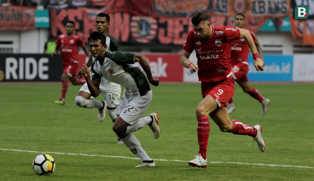 Striker Persija Jakarta, Marko Simic, beradu cepat dengan bek PS Tira, Didik Wahyu, pada laga Liga 1 di Stadion Wibawa Mukti, Jawa Barat, Sabtu (10/11). Kedua klub bermain imbang 0-0. (Bola.com/Yoppy Renato)