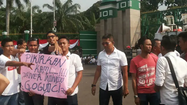 Demo sopir taksi online di depan Gedung DPR