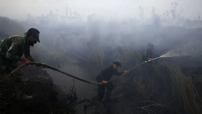 20150912-TNI Bantu Padamkan Kebakaran Lahan di Sumatera