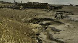 Pemandangan waduk Yesa yang terkena kekeringan, pada hari musim panas yang cerah di Yesa, sekitar 55 kilometer (34,17 mil), dari Pamplona, Spanyol utara, Rabu, 14 September 2022. (AP Photo/Alvaro Barrientos)