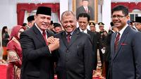 Ketua KPK periode 2019-2023 Firli Bahuri (kiri) bersalaman dengan Ketua KPK periode 2015-2019 Agus Rahardjo usai pelantikan di Istana Negara, Jakarta, Jumat (20/12/2019). Upacara pelantikan lima pimpinan KPK periode 2019-2023 dipimpin langsung Presiden Joko Widodo. (Foto: Biro Pers Setpres)