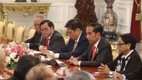 Presiden Joko Widodo (kanan) saat menerima delegasi Japan-Indonesia Association (Japinda) di Istana Merdeka, Jakarta, Rabu (20/11/2019). Presiden Japinda Fukuda Yasuo membawa sejumlah pengusaha kelas kakap asal negeri Sakura untuk bertemu Joko Widodo. (Liputan6.com/Angga Yuniar)