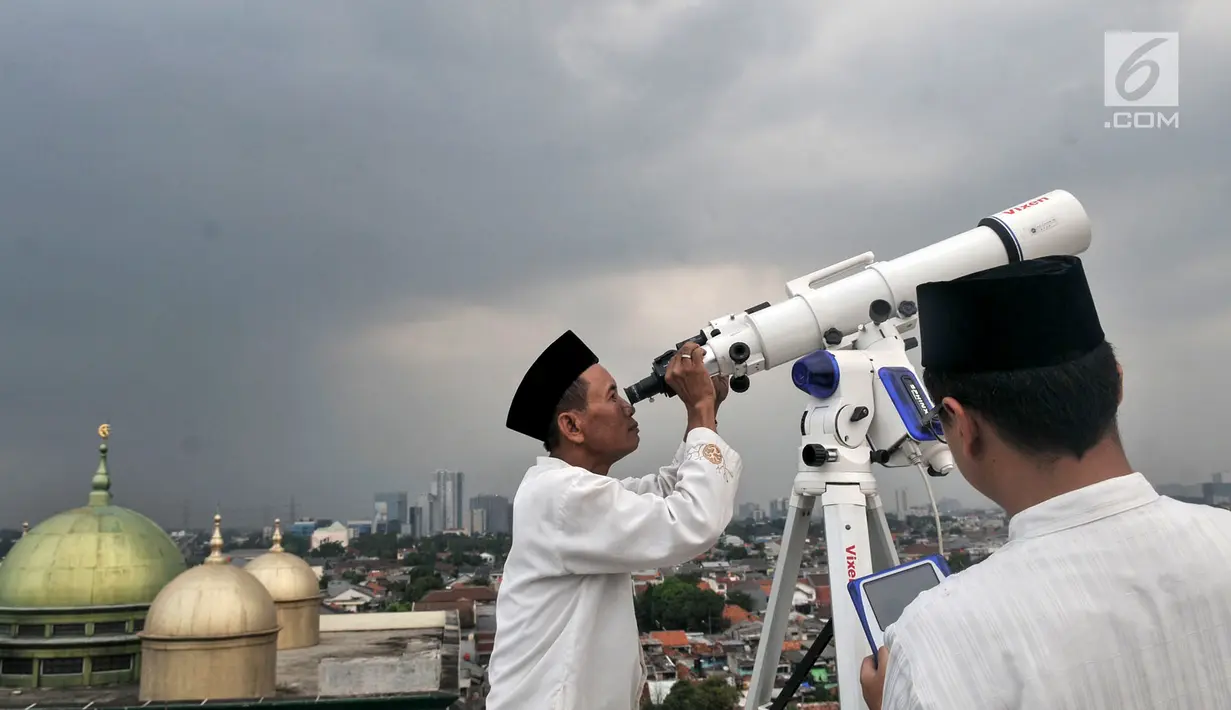 Tim hisab rukyat Kanwil Kemenag DKI Jakarta memantau hilal 1 Ramadan 1440 H menggunakan teleskop dari atap Gedung Kanwil Kemenag DKI Jakarta, Minggu (5/5/2019). Pemantauan hilal dilakukan di 102 titik Rukyatul Hilal dari 34 provinsi di Indonesia denga motode rukyat. (merdeka.com/Iqbal S Nugroho)