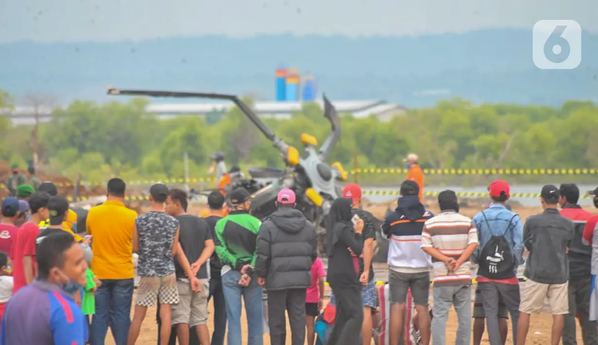 Sejumlah warga melihat helikopter MI-17 v 5 HA 5142 milik TNI Angkatan Darat (AD) yang terjatuh dan meledak di kawasan industri Kendal, Jawa Tengah, Sabtu (6/6/2020). Akibat insiden tersebut, empat penumpang meninggal dunia sementara lima lainnya luka-luka. (Liputan6.com/Gholib)