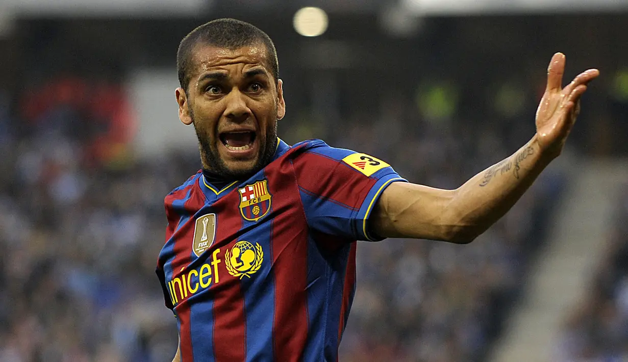 Dani Alves merupakan pemain legendaris Barcelona yang telah mempersembahkan tiga gelar Liga Champions, empat gelar Liga Spanyol, dan enam trofi Copa del Rey. Bek tersebut meninggalkan Barcelona tidak secara resmi pada 2016 setelah berselisih dengan dewan Barcelona. (AFP/Lluis Gene)