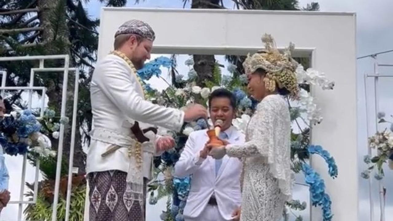 Pakai Beskap hingga Kebaya, Momen Pernikahan Wanita Sunda dengan Pria Bule Ini Curi Perhatian