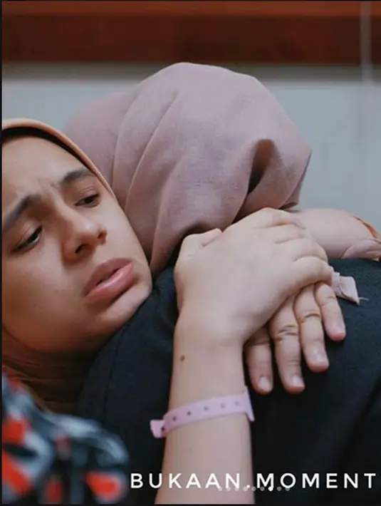 Berawal dari keinginan kuat untuk melahirkan secara normal. Berawal sejak usia kandungan 36 minggu sering ada kontraksi palsu. Namun, ia masih bisa menahannya. (Instagram/missnyctagina)