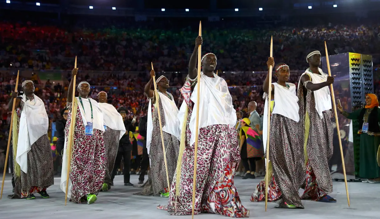 Kontingen atlet dari Burundi saat parade upacara pembukaan Olimpiade 2016 di Stadion Maracana, Rio de Janeiro, Brasil (5/8).Kostum-kostum unik yang dipakai peserta juga menambah daya tarik pembukaan Olimpiade 2016 kali ini. (REUTERS / Kai Pfaffenbach)