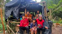 Mat Atam sekeluarga, merupakan bagian dari Suku Anak Dalam (SAD) Batin Sembilan yang masih melakukan pola nomadden di dalam Hutan Harapan (Liputan6.com / Nefri Inge)