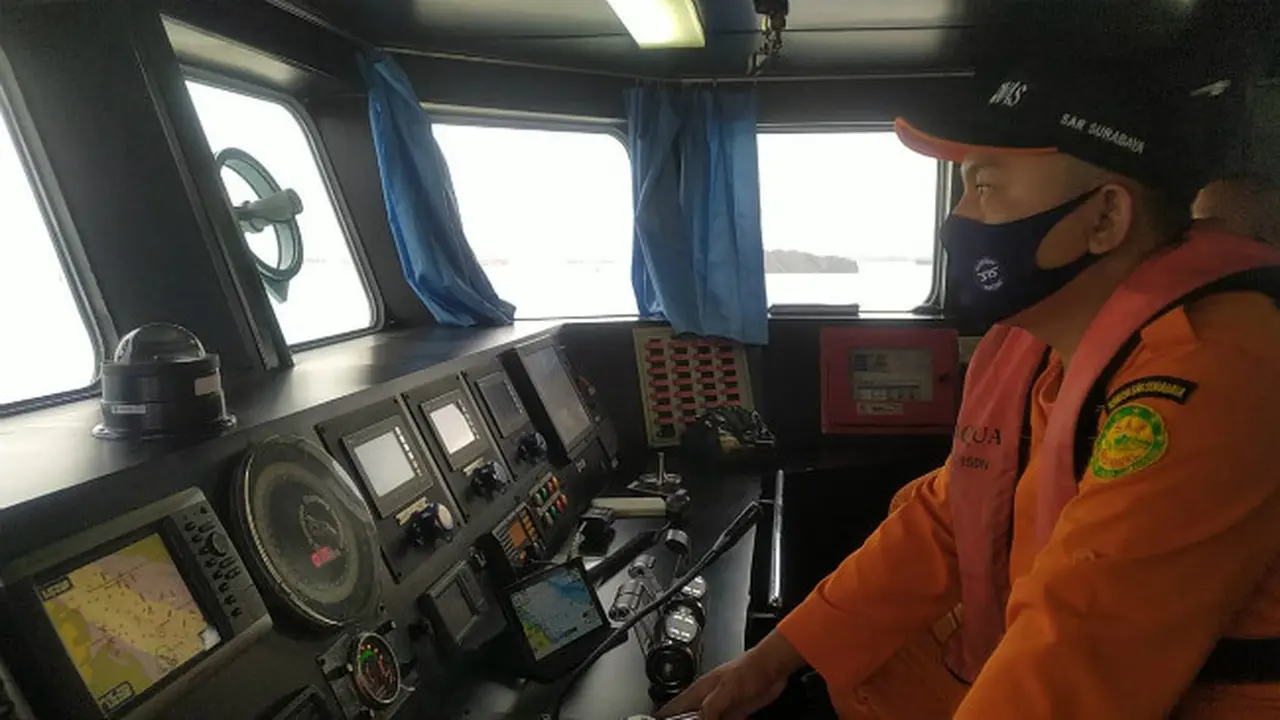 Basarnas Kantor Pencarian dan Pertolongan (SAR) Surabaya mencari tiga orang ABK TB Mitra Jaya VIII di Perairan Laut Pulau Bawean, Gresik, Jawa Timur. (Foto: Dok Istimewa)