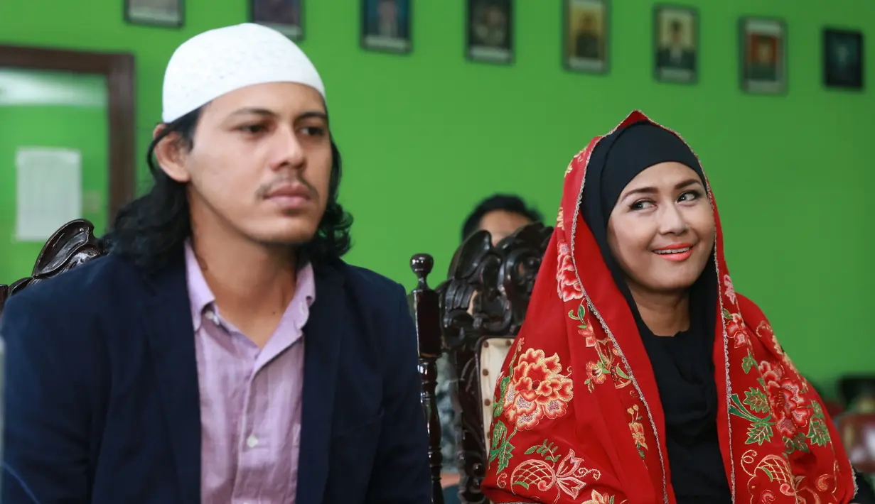 Keduanya meresmikan hubungannya dihadapan penghulu, dari kantor KUA, Lebak Bulus, Jakarta Selatan. Keceriaan pasangan ini sangat terlihat. Baik sebelum nikah maupun sesudahnya. (Adrian Putra/Bintang.com)