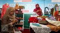 Pelaku UKM sedang mendemonstrasikan praktik kerajinan tangan di Expo PPK Sampoerna di Pasuruan, Jawa Timur, Minggu (2/10). (Liputan6.com)