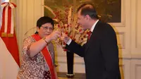 “Medal of Honor” ini untuk pertama kali diberikan kepada Kepala Perwakilan Indonesia di Argentina sejak dibukanya hubungan kedua negara 58 t