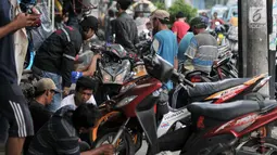 Montir memperbaiki motor di bengkel di Jalan Otista, Jakarta, Minggu (26/5/2019). Jelang Idul Fitri atau Lebaran, jumlah pelanggan bengkel motor di kawasan Otista meningkat, mulai dari menyervis mesin hingga membeli perlengkapan guna kesiapan mudik mendatang. (merdeka.com/Iqbal S. Nugroho)