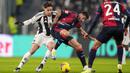 Pemain Juventus, Kenan Yildiz (kiri) berebut bola dengan pemain Cagliari, Alessandro Decolla pada laga 16 besar Coppa Italia 2024/2025 yang berlangsung di Juventus Stadium, Turin, Italia, Rabu (18/12/2024) WIB. (AP Photo/LaPresse/Fabio Ferrari)