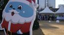 Orang-orang antre untuk menunggu tes covid-19 di klinik skrining sementara dekat dekorasi natal di Incheon, Korea Selatan, Rabu (8/12/2021). Untuk pertama kalinya, Korea Selatan (Korsel) melaporkan lebih dari 7.000 kasus Corona dalam 24 jam terakhir. (AP Photo/Lee Jin-man)