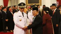 Wakil Presiden Jusuf Kalla memberikan selamat kepada Gubernur DKI Jakarta Anies Baswedan usai pelantikan di Istana Negara, Jakarta, Senin (16/10). (Liputan6.com/Angga Yuniar)