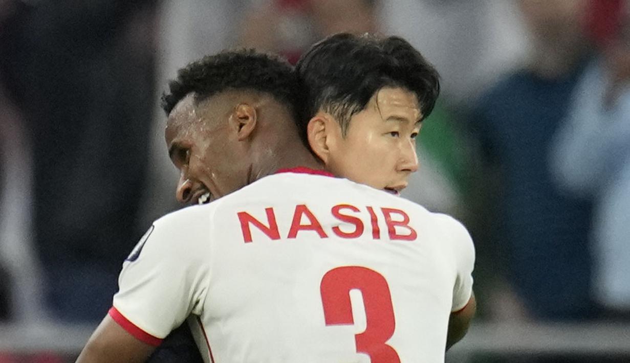 Ekspresi kecewa pemain Korea Selatan, Son Heung-min (kanan) saat dipeluk pemain Yordania, Abdallah Nasib setelah laga semifinal Piala Asia 2023 di Ahmad Bin Ali Stadium, Doha, Qatar, Selasa (06/02/2024). Korea Selatan kalah dengan skor 0-2. (AP Photo/Aijaz Rahi)