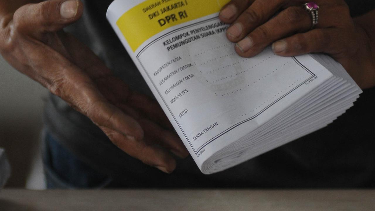 Pekerja saat melakukan sortir dan lipat surat suara DPR RI DKI Jakarta I di gudang logistik.<br>( Foto merdeka.com / Imam Buhori )<br>