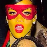 Kostum Rihanna. (via. Vogue)