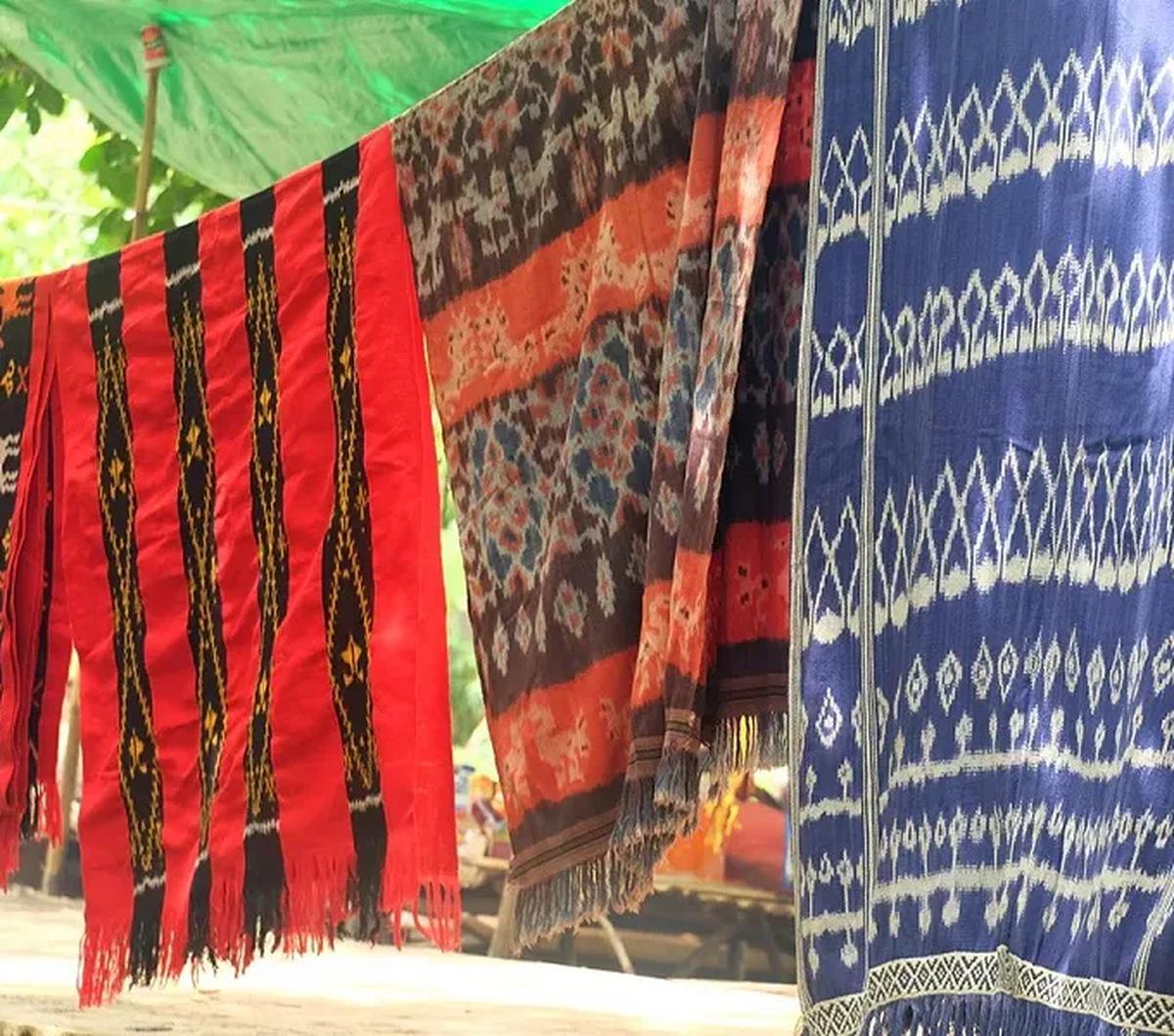 8. Kampung Tarung

Berada di Waikabubak, kampung ini terkenal dengan kerajinan tenun. Di sini para perempuan menjaga tradisi kain tenun sumba yang otentik dengan alat tenun tradisional pula.