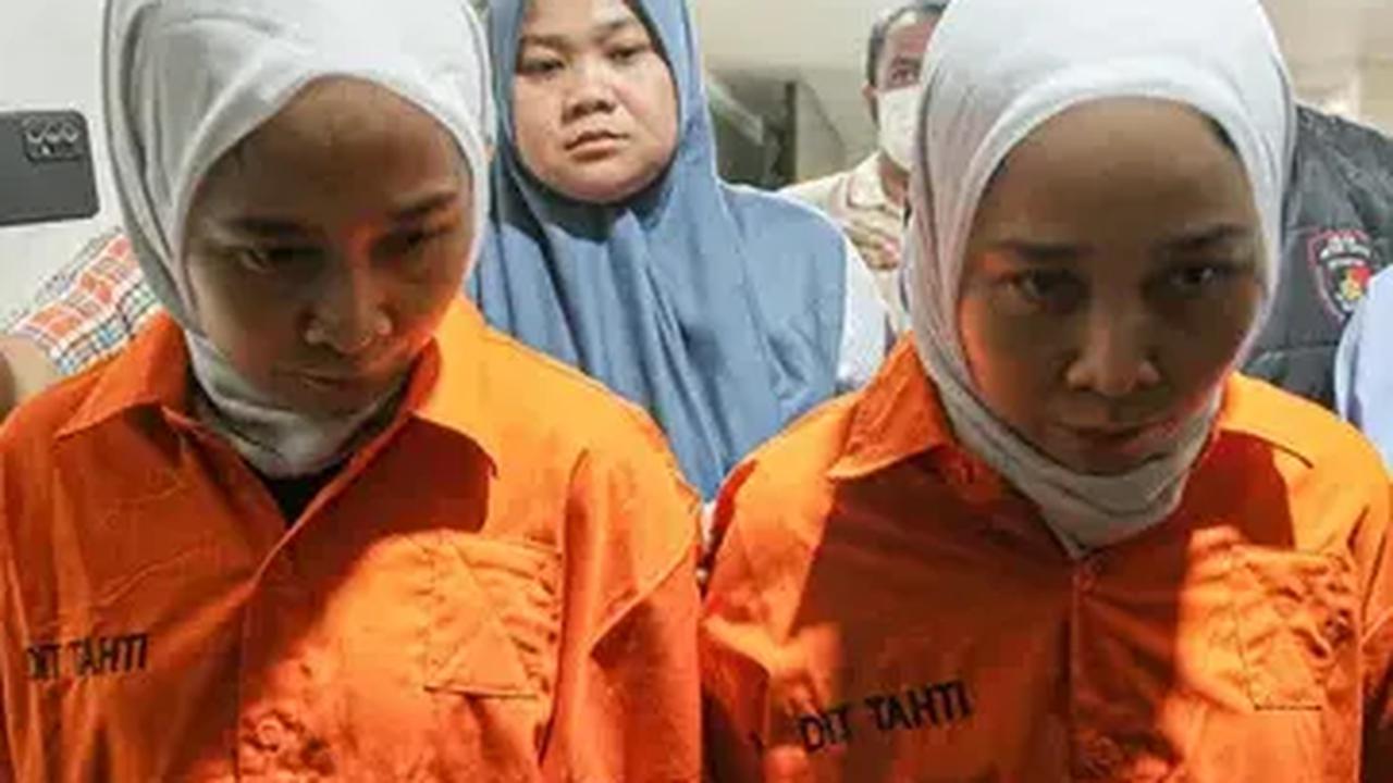 Si kembar Rihana-Rihani kemudian diboyong untuk jalani pemeriksaan di Polda Metro Jaya. Saat itu, kedua tersangka menyebut beberapa nama yakni Gita dan Akbar yang disebut-sebut petugas gudang ponsel, sehingga bisa mendapatkan harga murah. Nyatanya, Gita d