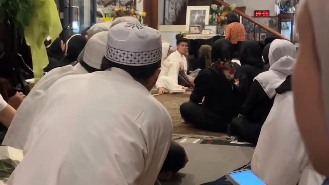 Potret Chand Kelvin dan Istri Hadiri Pengajian 7 Hari Meninggalnya Ayah Baim Wong
