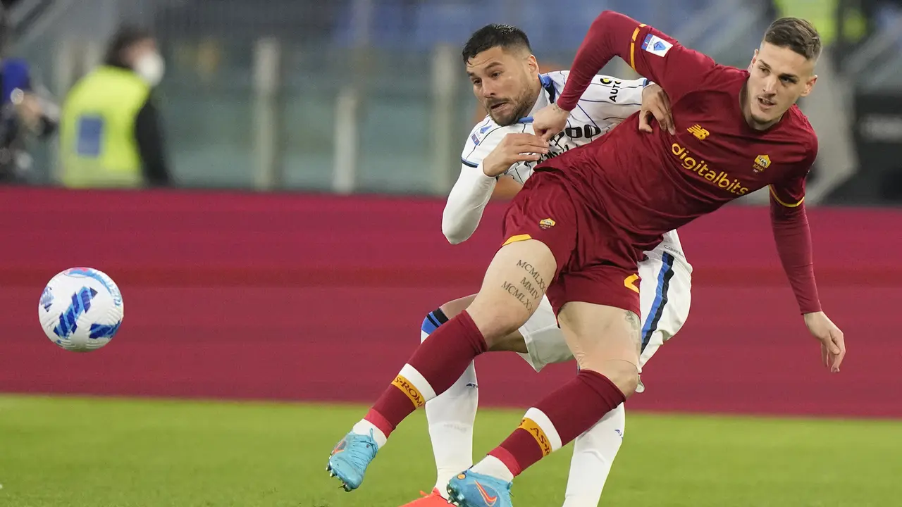 Foto: Sama-sama Menjalani Laga yang Diwarnai Kartu Merah, AS Roma dan Lazio Petik Tiga Angka Penuh di Liga Italia