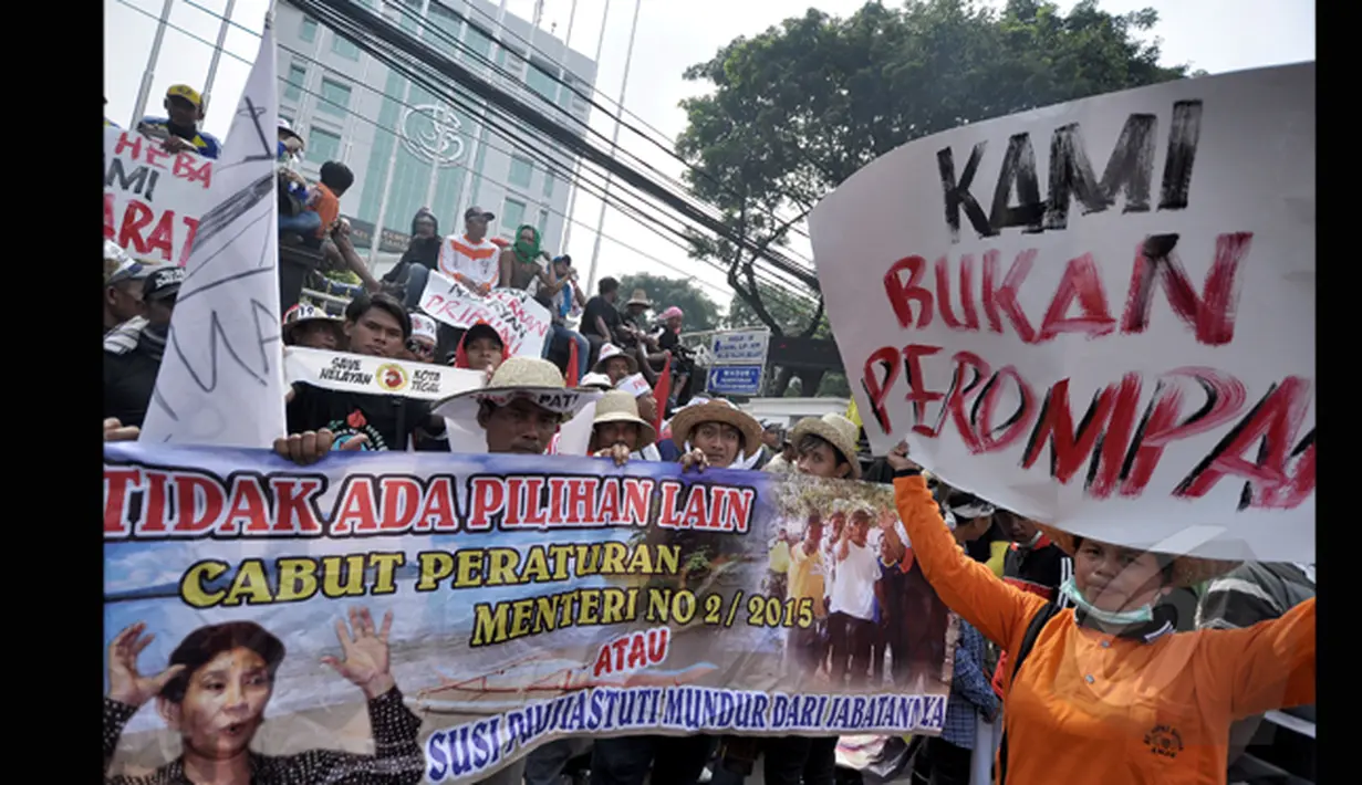 Massa mengelar aksi unjuk rasa terkait Peraturan Menteri (Permen) tentang larangan penggunaan cantrang, atau jenis trawl yang telah dimodifikasi untuk menangkap ikan di depan kantor KKP, Jakarta, Kamis (26/2/2015). (Liputan6.com/Faizal Fanani)