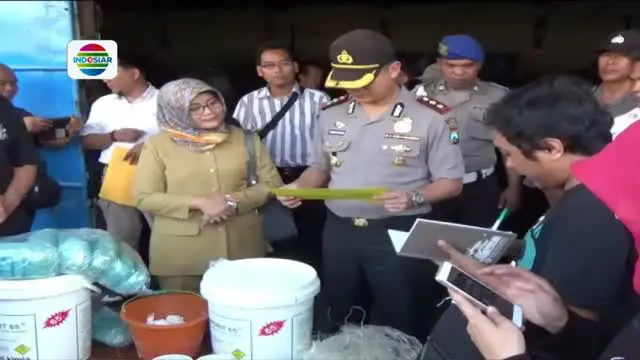 Kepolisan Resor Jember, Jawa Timur, membongkar praktik pabrik mi bakso mengandung zat kimia berbahaya.
