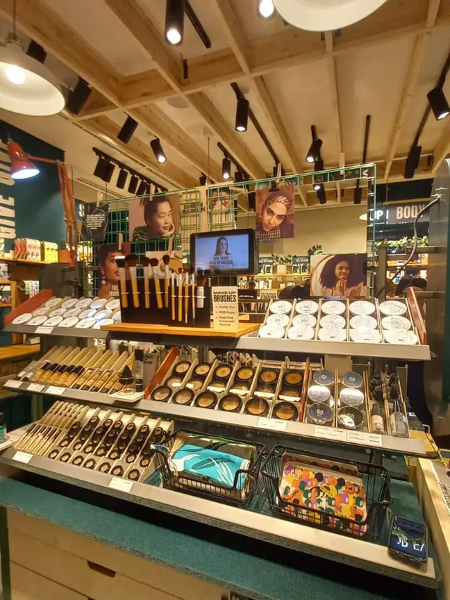 Melihat Beauty Store Estetik Pertama The Body Shop yang Dibuat dari 100% Sampah