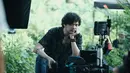 Sosok Timo Tjahjanto sendiri sudah lekat dengan film laga. Karyanya seperti "The Night Comes For Us" dan "The Big 4" berhasil masuk dalam daftar Netflix Global Top 10 Non-English Films di 65 negara. [Foto: Instagram/timobros]