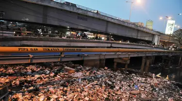 Sejumlah sungai dan kali di Jakarta masih menjadi lokasi sebagian warga untuk membuang sampah. Tampak, tumpukan sampah memenuhi kali Roxy, Jakarta, (9/8/2014). (Liputan6.com/Johan Tallo)