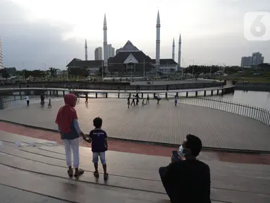 Suasana Waduk Mookervart saat sore hari di Kalideres, Jakarta Barat, Minggu (9/5/2021). Waduk Mookervart tersebut dimanfaatkan oleh warga sekitar untuk ngabuburit atau menunggu waktu berbuka puasa tiba. (Liputan6.com/Angga Yuniar)
