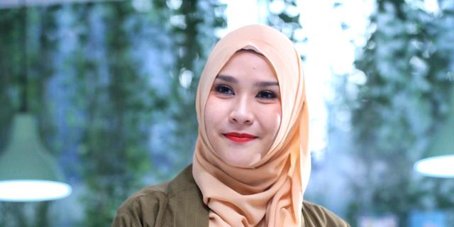 Momen Lucu Zaskia Adya Mecca Rekrut Bocil Setempat Jadi Panitia Salat Ied di Masjid Salim Kamil