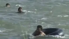 Warga Fallujah mencoba melarikan diri dengan mengarungi Sungai Eufrat, untuk keluar dari kota yang digempur pasukan pemerintah Irak, 3 Juni 2016. ISIS kerap menggunakan ratusan keluarga di Fallujah sebagai perisai manusia dalam pertempuran. (REUTERS TV)
