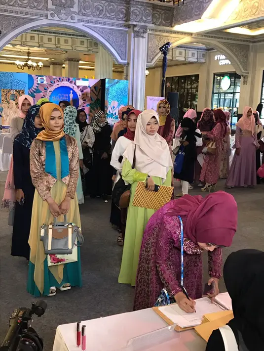 Hadir di lokasi audisi, para wanita berhijab itu antri di meja pendaftaran untuk melakukan registrasi ulang. Persyaratan secara administrasi pun kembali dicek oleh tim Indosiar saat itu kepada tiap peserta. (Indosiar)