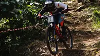 Pembalap 76 Rider Mohammad Abdul Hakim menjadi yang tercepat di kelas utama Men Elite 76 Indonesian Downhill 2022 Seri 2 di Ternadi Bike Park, Kudus, Sabtu, 10 Desember. (foto: istimewa)