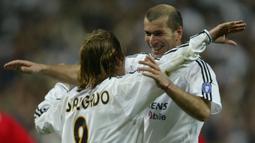 Zinedine Zidane. Real Madrid mendatangkannya dari Juventus pada awal musim 2001/2002 dengan mahar senilai 77,5 juta euro dan bertahan selama 5 musim hingga pensiun di akhir musim 2005/2006. Total 227 laga, ia menorehkan 48 gol dan 69 assist yang berujung 1 trofi UCL dan LaLiga. (AFP/Javier Soriano)